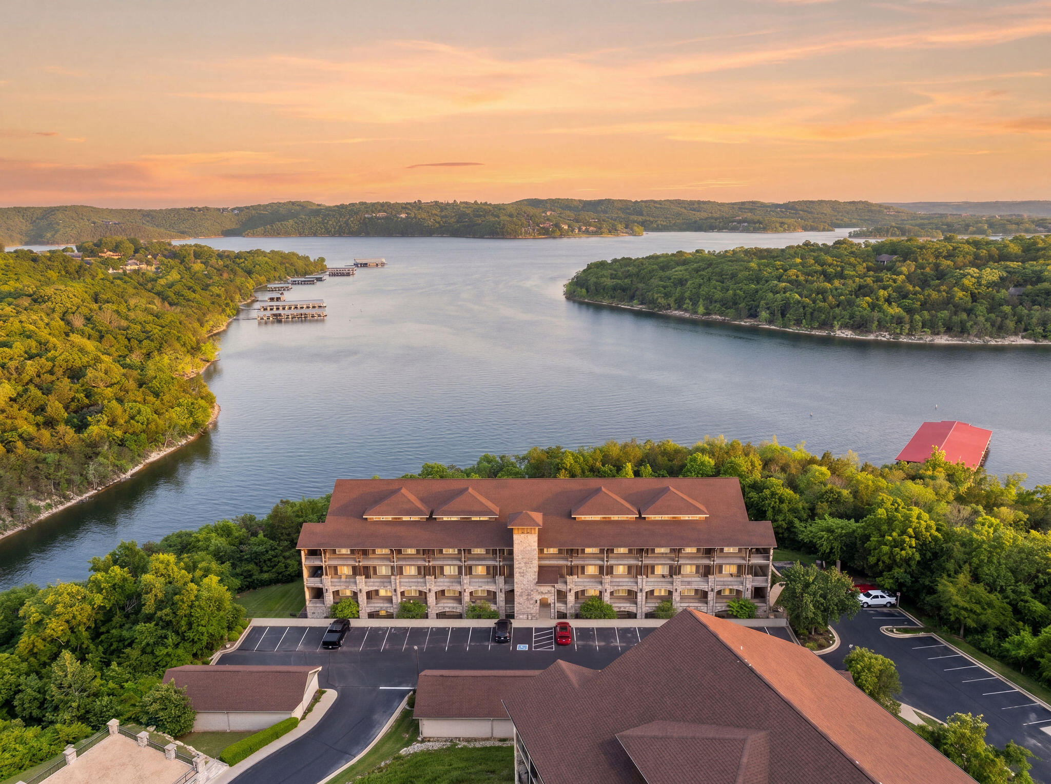Luxe LakeFRONT Condo!